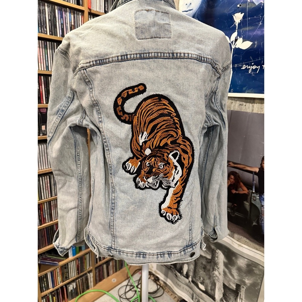 Levi's Denim Jean Jacket with Tiger Patch size Medium Vintage Feel